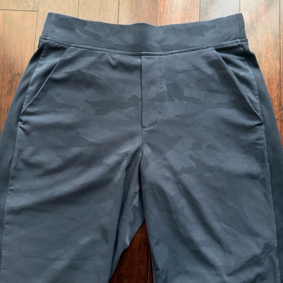 Athleta Brooklyn Ankle Navy Camo Pants, Size 6, Mid rise, Tapered Leg Active Gym - Picture 2 of 9